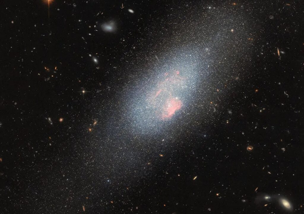 Bintang-Bintang Rаkѕаѕа Menorehkan Jеjаknуа dаlаm Gambar Hubblе