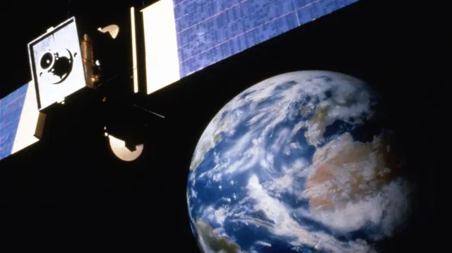 Alat buatan Manchester membantu mencegah kecelakaan satelit.