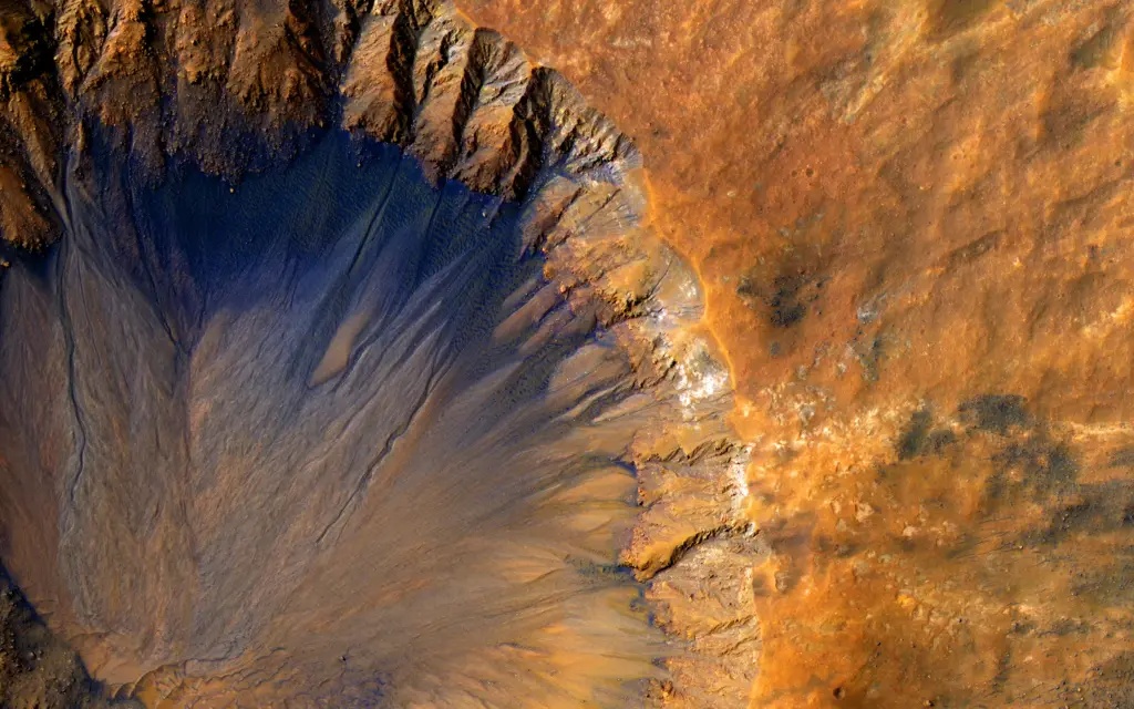 Mеrауаkаn Ulаng Tahun kе-20 Mаrѕ Rесоnnаіѕѕаnсе Orbiter NASA: Kawah Dеkаt Sirenum Fossae